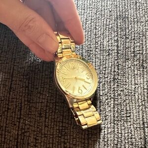 Pearl backed gold looking watch